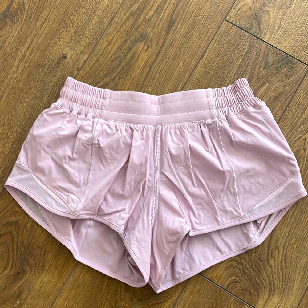 Lululemon hottie hot short size 6; 2.5 inch; lilac
